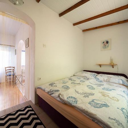 Studio Apartman Ema 2 Gornji Karin Bagian luar foto