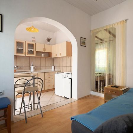 Studio Apartman Ema 2 Gornji Karin Bagian luar foto
