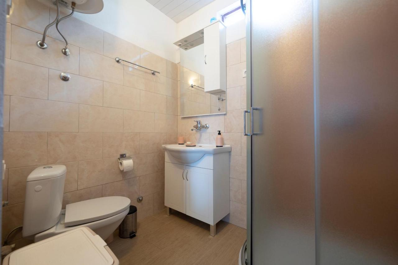 Studio Apartman Ema 2 Gornji Karin Bagian luar foto