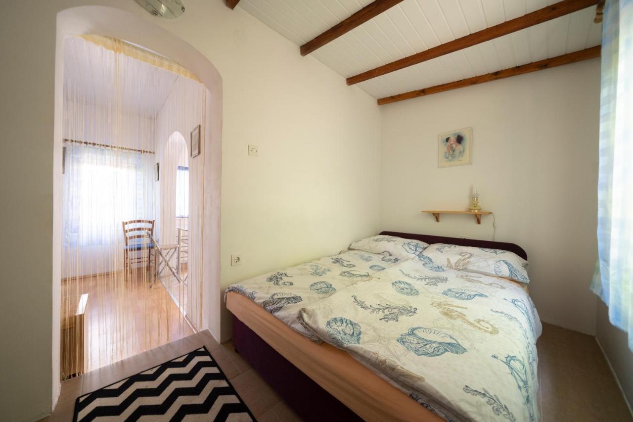Studio Apartman Ema 2 Gornji Karin Bagian luar foto