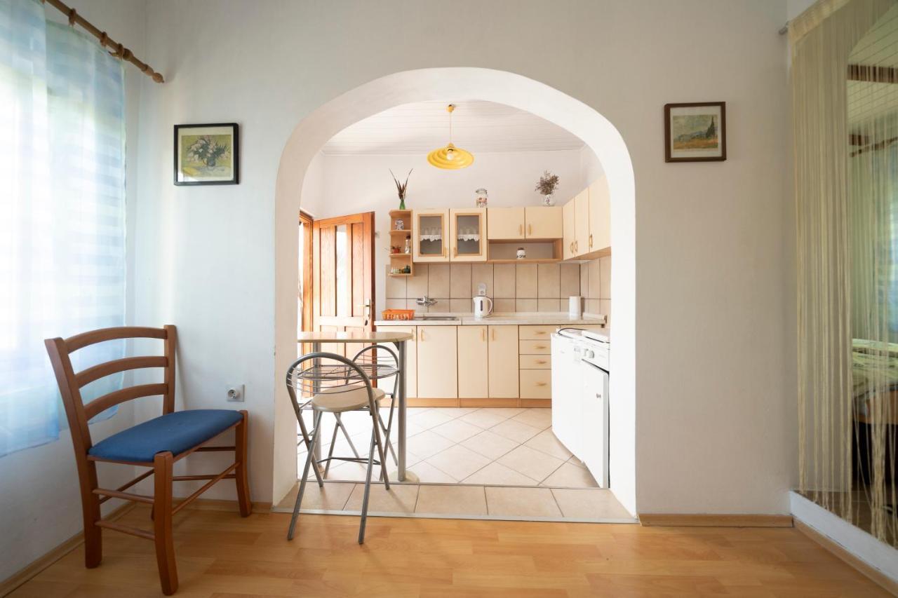Studio Apartman Ema 2 Gornji Karin Bagian luar foto