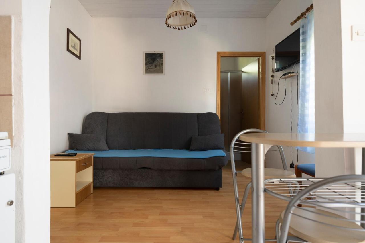 Studio Apartman Ema 2 Gornji Karin Bagian luar foto