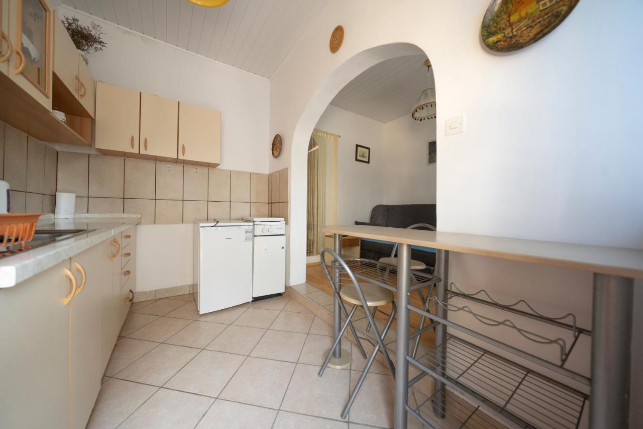 Studio Apartman Ema 2 Gornji Karin Bagian luar foto